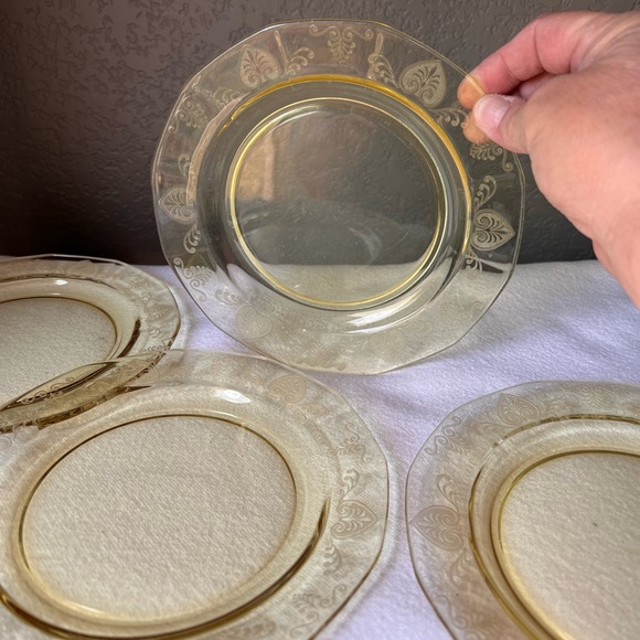 Vintage topaz yellow salad plates - Picture 11 of 11